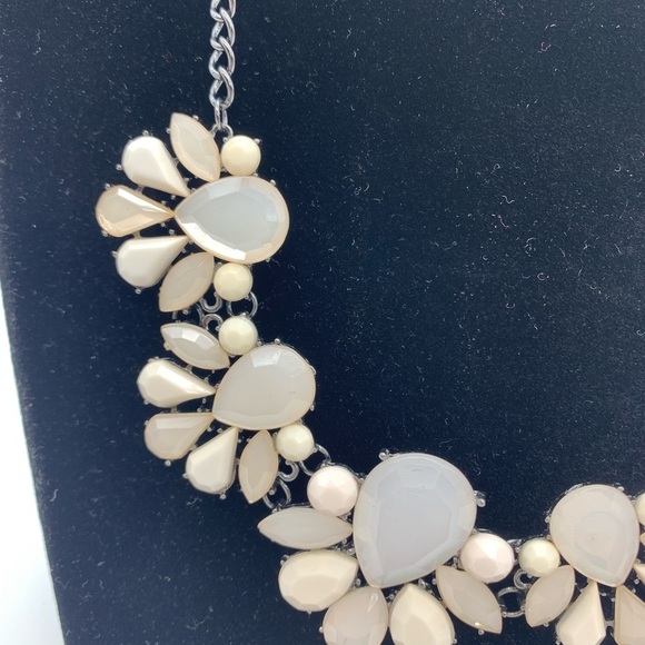 Vintage UV Lucite Ivory Cream Faced Acrylic Statement Necklace With Ornate Chain - Picture 3 of 11